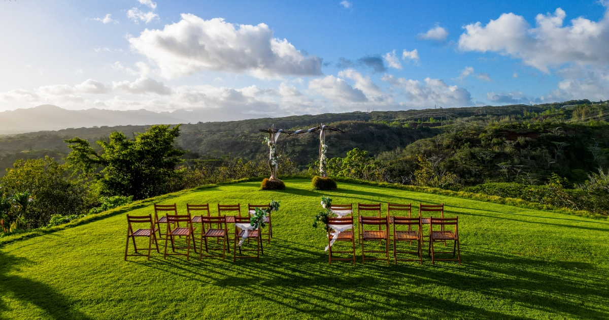 Eloping-in-Oahu-A-Modern-Romance-in-Paradise-with-Full-Elopement-Services-from-Visionary-Views-